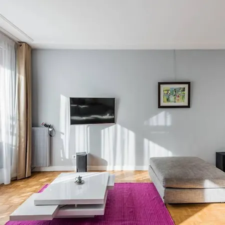 Apartment 10 Mns From Champs-elysees, Quiet Paris